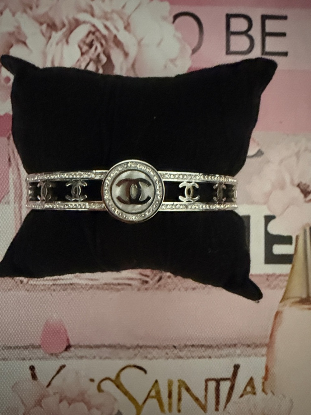 Stainless steel waterproof Pearl Enamel and Silver Motif Hinged Bangle